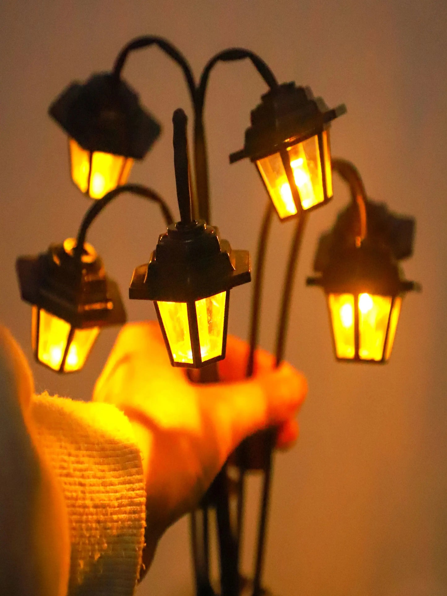 Retro Lantern Decorative Light Solar-powered 6 LED Retro Street Lamp Shaped Decorative Light Suitable for Garden Courtyard