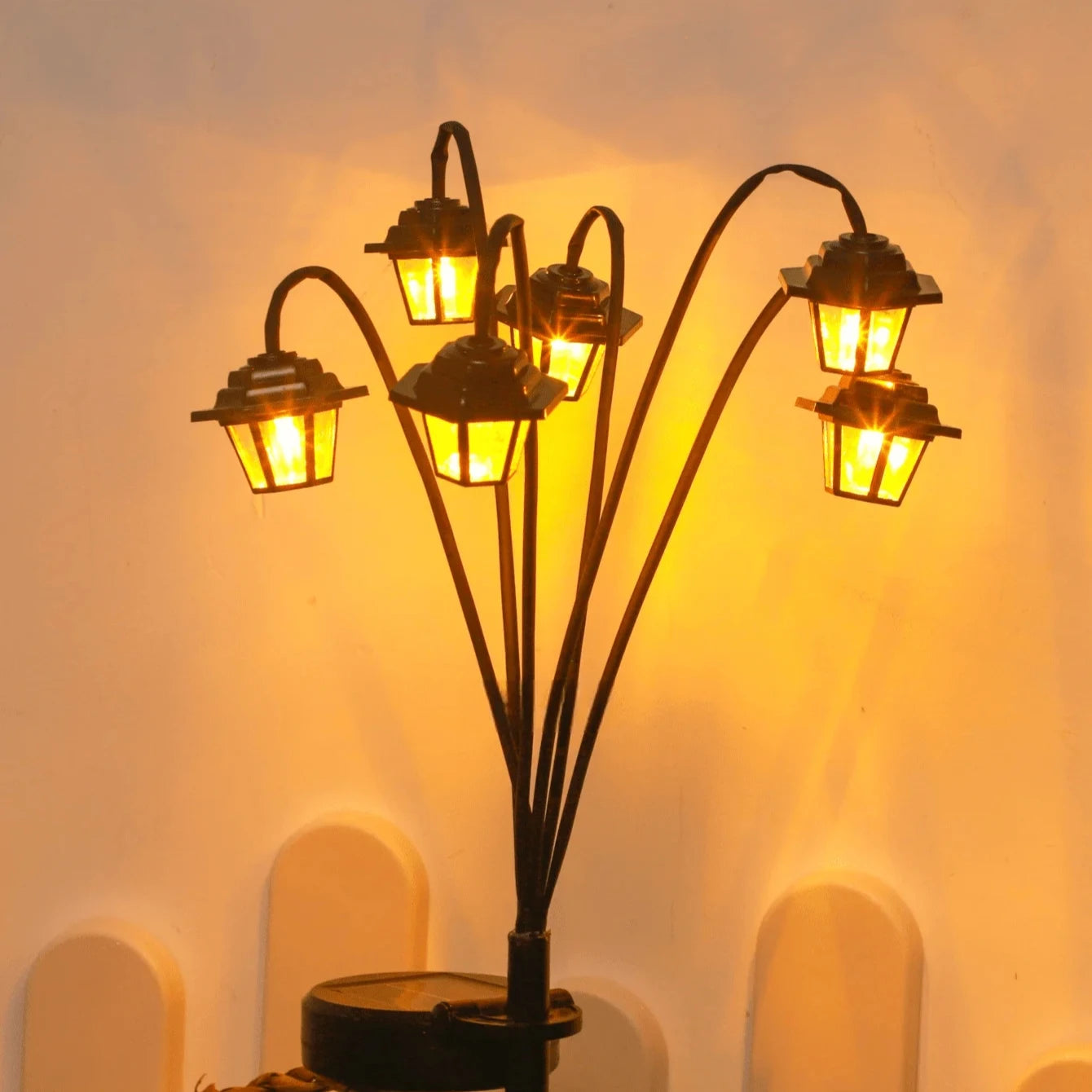 Retro Lantern Decorative Light Solar-powered 6 LED Retro Street Lamp Shaped Decorative Light Suitable for Garden Courtyard